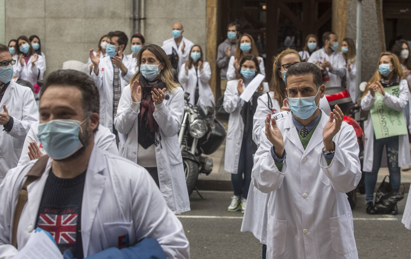 Unos 300 profesionales se ha concentrado este martes ante la sede de la Consejería de Sanidad, coincidiendo con la jornada de huelga de médicos convocada a nivel nacional, para expresar su rechazo al real decreto que permite contratar profesionales sin especialidad y para reclamar un «Pacto por la Sanidad de todos y para todos».