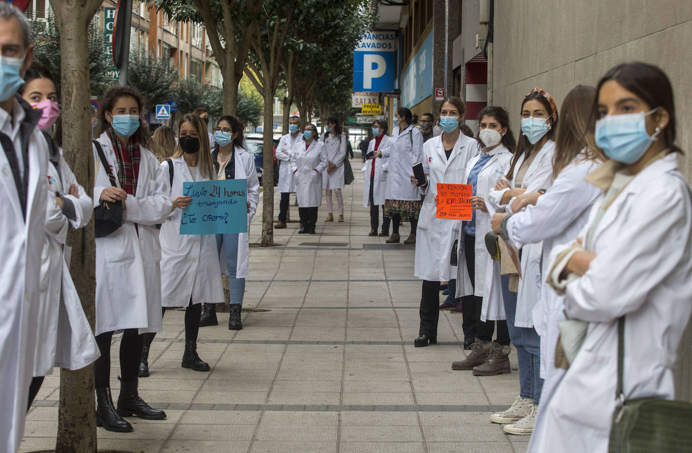 Unos 300 profesionales se ha concentrado este martes ante la sede de la Consejería de Sanidad, coincidiendo con la jornada de huelga de médicos convocada a nivel nacional, para expresar su rechazo al real decreto que permite contratar profesionales sin especialidad y para reclamar un «Pacto por la Sanidad de todos y para todos».