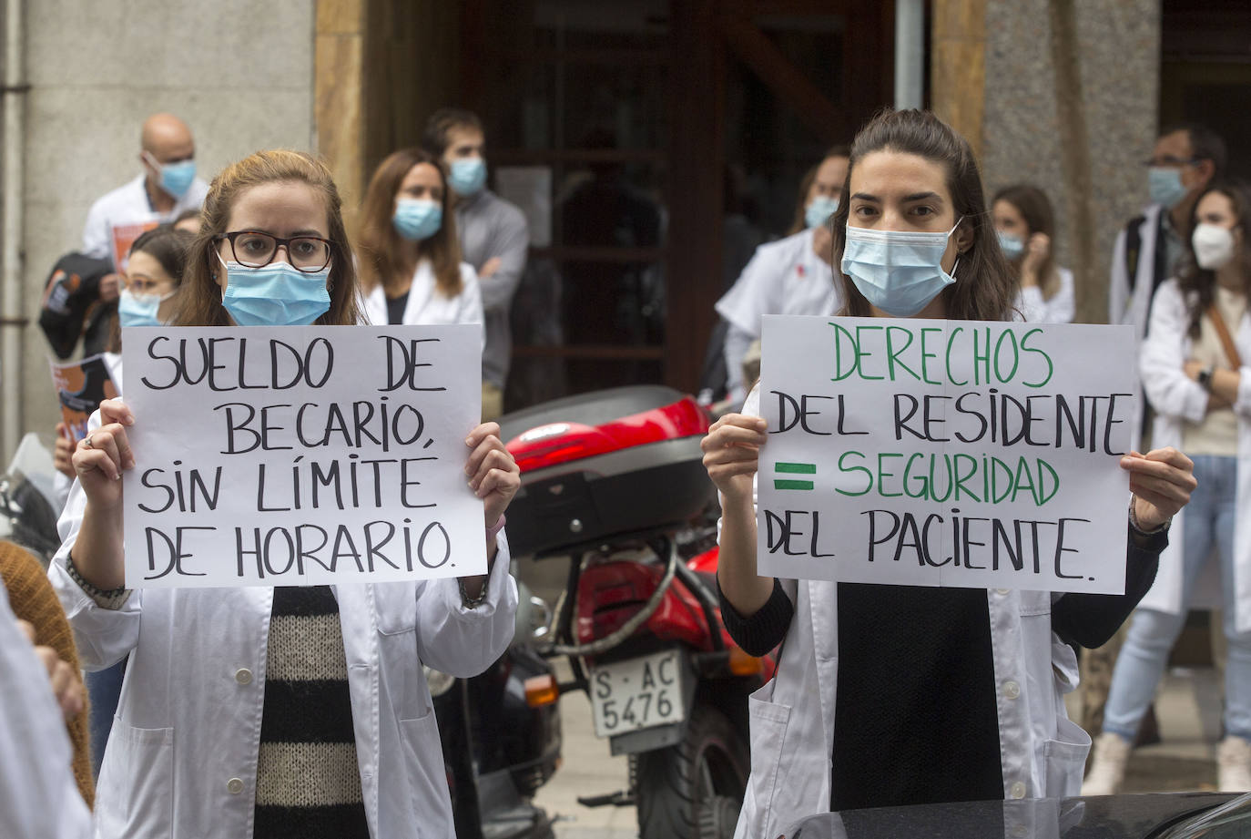 Unos 300 profesionales se ha concentrado este martes ante la sede de la Consejería de Sanidad, coincidiendo con la jornada de huelga de médicos convocada a nivel nacional, para expresar su rechazo al real decreto que permite contratar profesionales sin especialidad y para reclamar un «Pacto por la Sanidad de todos y para todos».