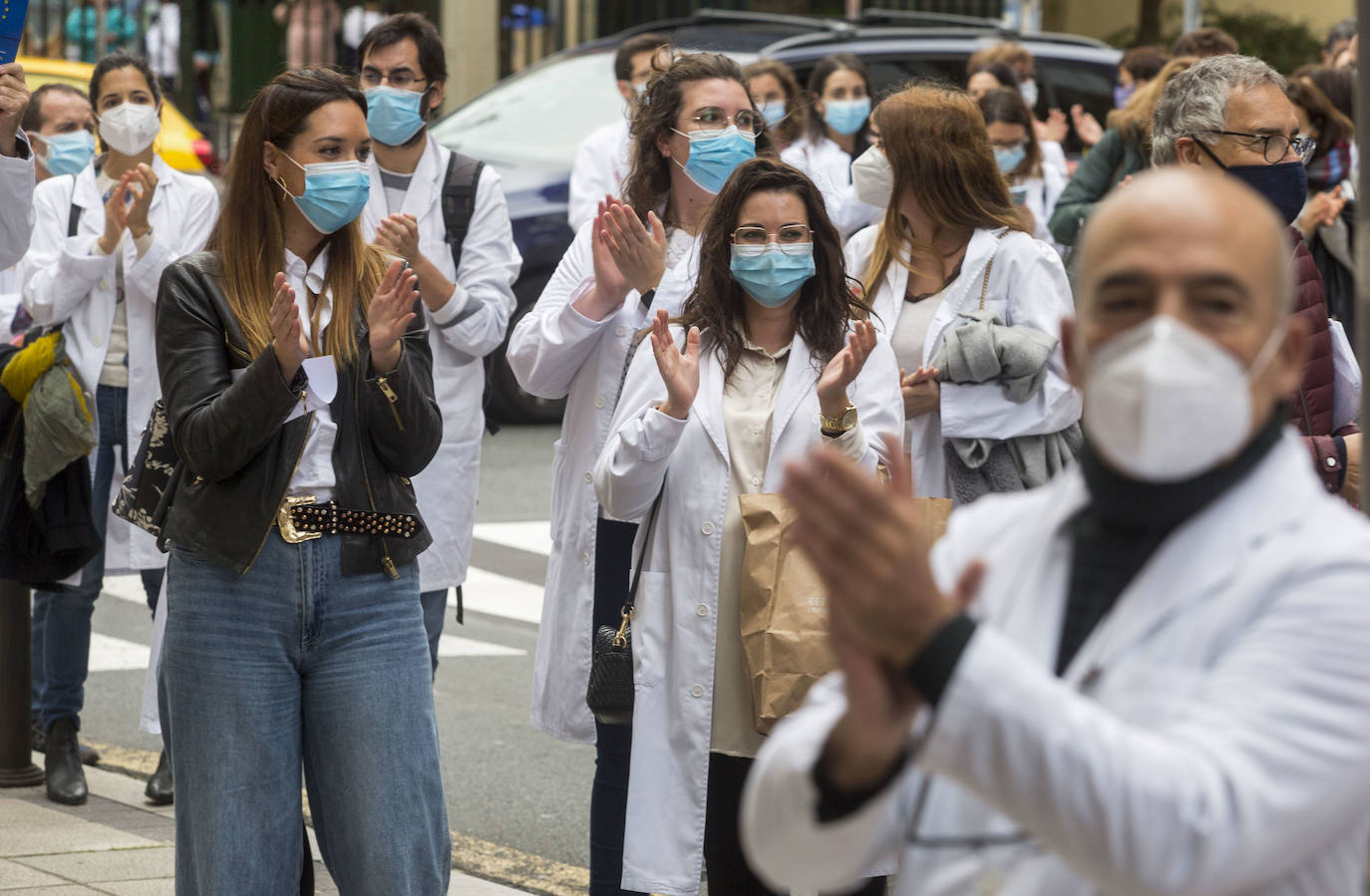 Unos 300 profesionales se ha concentrado este martes ante la sede de la Consejería de Sanidad, coincidiendo con la jornada de huelga de médicos convocada a nivel nacional, para expresar su rechazo al real decreto que permite contratar profesionales sin especialidad y para reclamar un «Pacto por la Sanidad de todos y para todos».