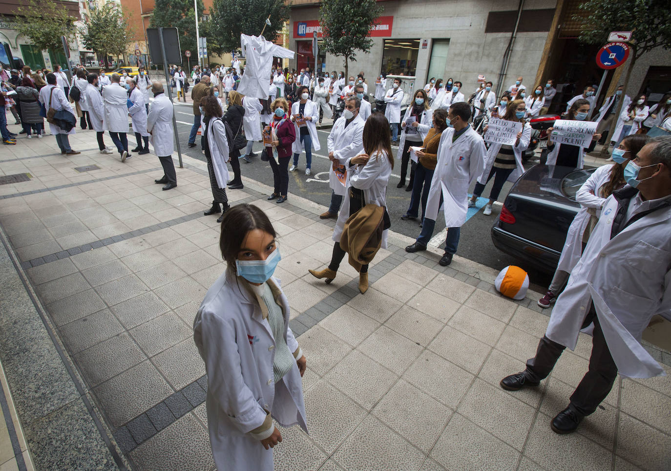 Unos 300 profesionales se ha concentrado este martes ante la sede de la Consejería de Sanidad, coincidiendo con la jornada de huelga de médicos convocada a nivel nacional, para expresar su rechazo al real decreto que permite contratar profesionales sin especialidad y para reclamar un «Pacto por la Sanidad de todos y para todos».