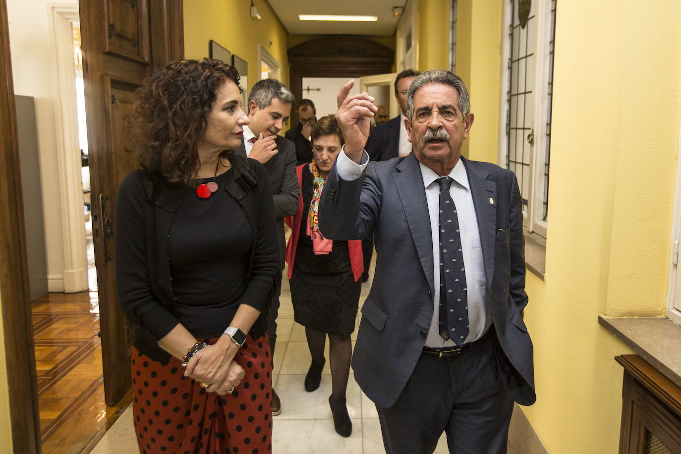 Imagen de archivo de la ministra de Hacienda, María Jesús Montero, con el presidente de Cantabria, Miguel Ángel Revilla.