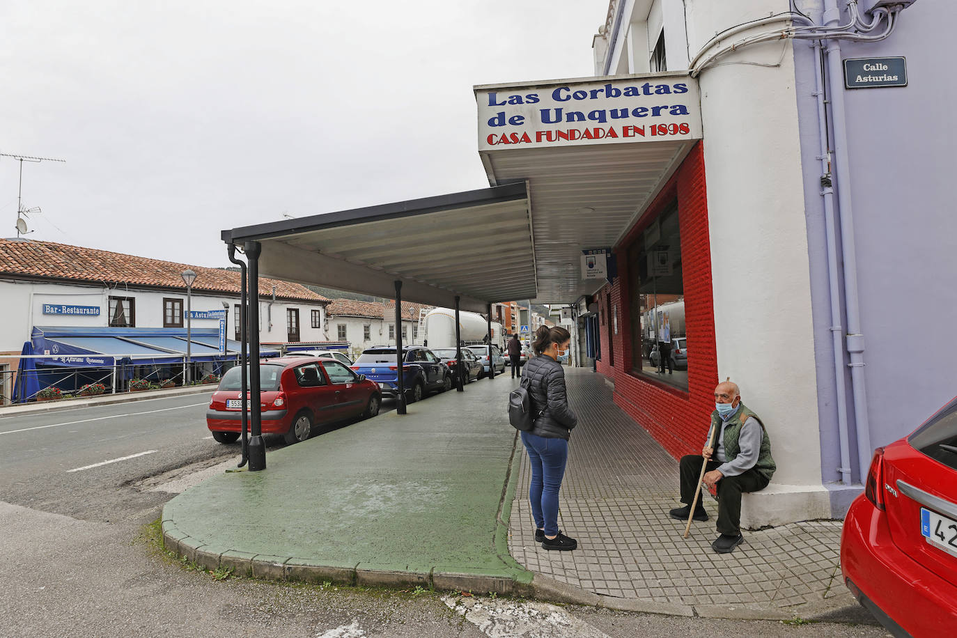 Los vecinos de Unquera sufren las limitaciones que provoca el confinamiento de Asturias desde este miércoles.