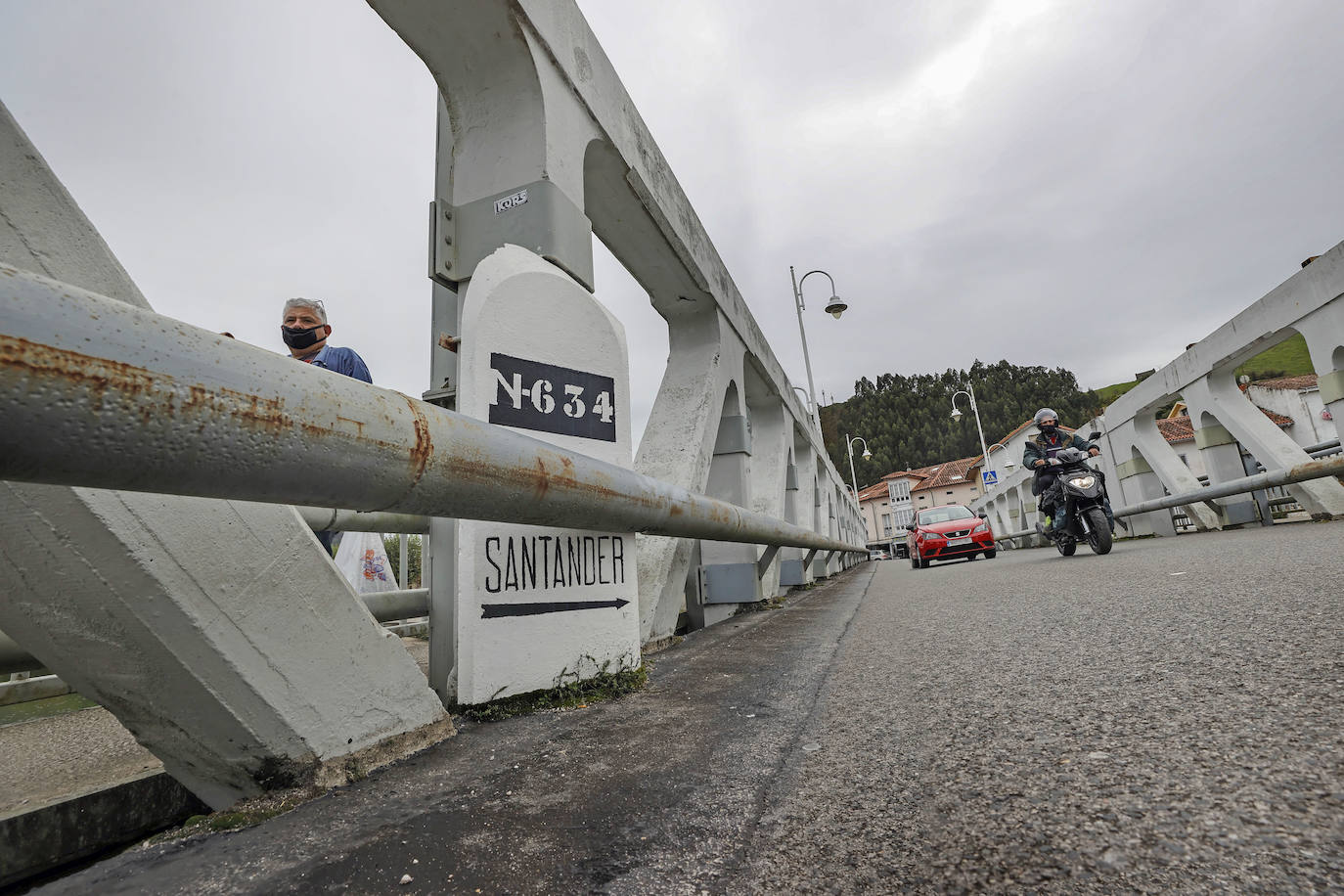 Los vecinos de Unquera sufren las limitaciones que provoca el confinamiento de Asturias desde este miércoles.