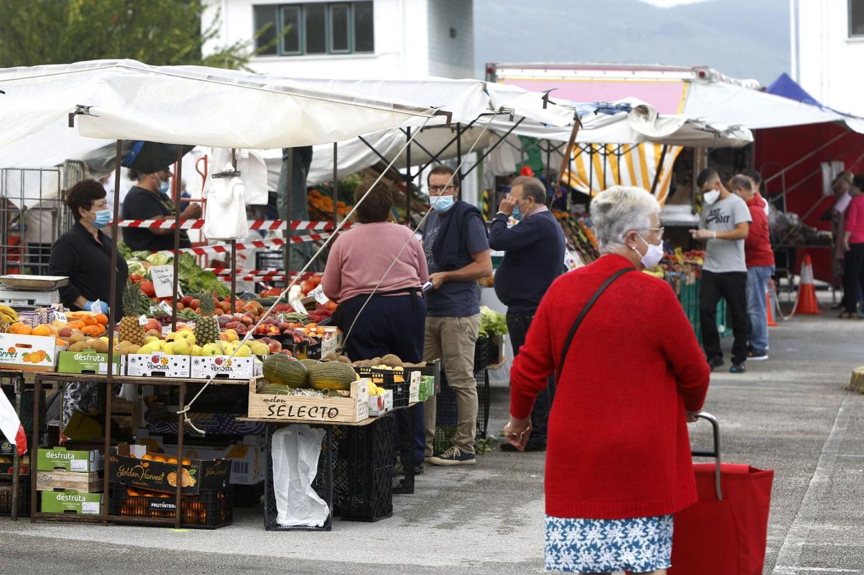 Puestos de frutas del mercadillo que se celebra los jueves en el Mercado Nacional de Ganados. 