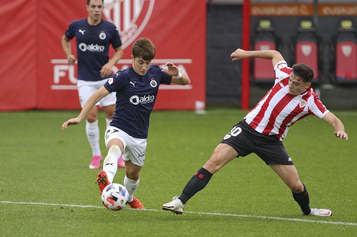 Pablo Torre trata de salvar la entrada de un jugador del Bilbao Athletic, el pasado domingo en Lezama. ó. m.