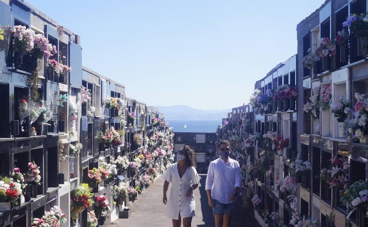 Una pareja visita el cementerio de Ballena. 