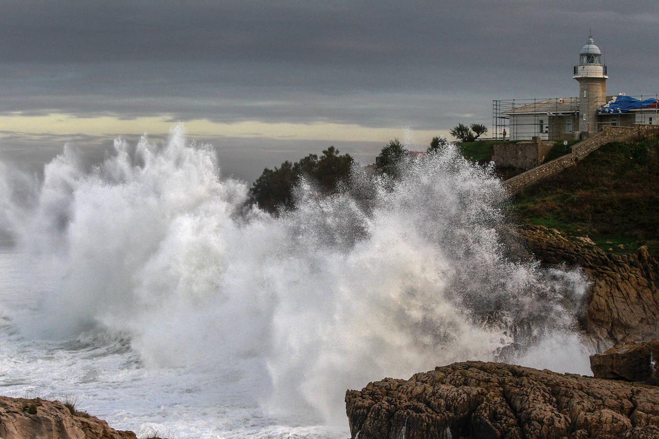 Cantabria mantiene activado el Plan Territorial de Emergencias de Protección Civil en fase de preemergencia y situación de alerta por el temporal marítimo que se vive en el litoral con motivo de una profunda borrasca en el Atlántico Norte.