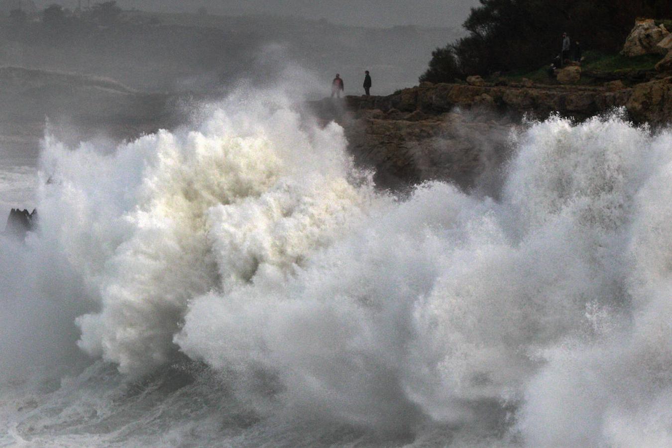 Cantabria mantiene activado el Plan Territorial de Emergencias de Protección Civil en fase de preemergencia y situación de alerta por el temporal marítimo que se vive en el litoral con motivo de una profunda borrasca en el Atlántico Norte.