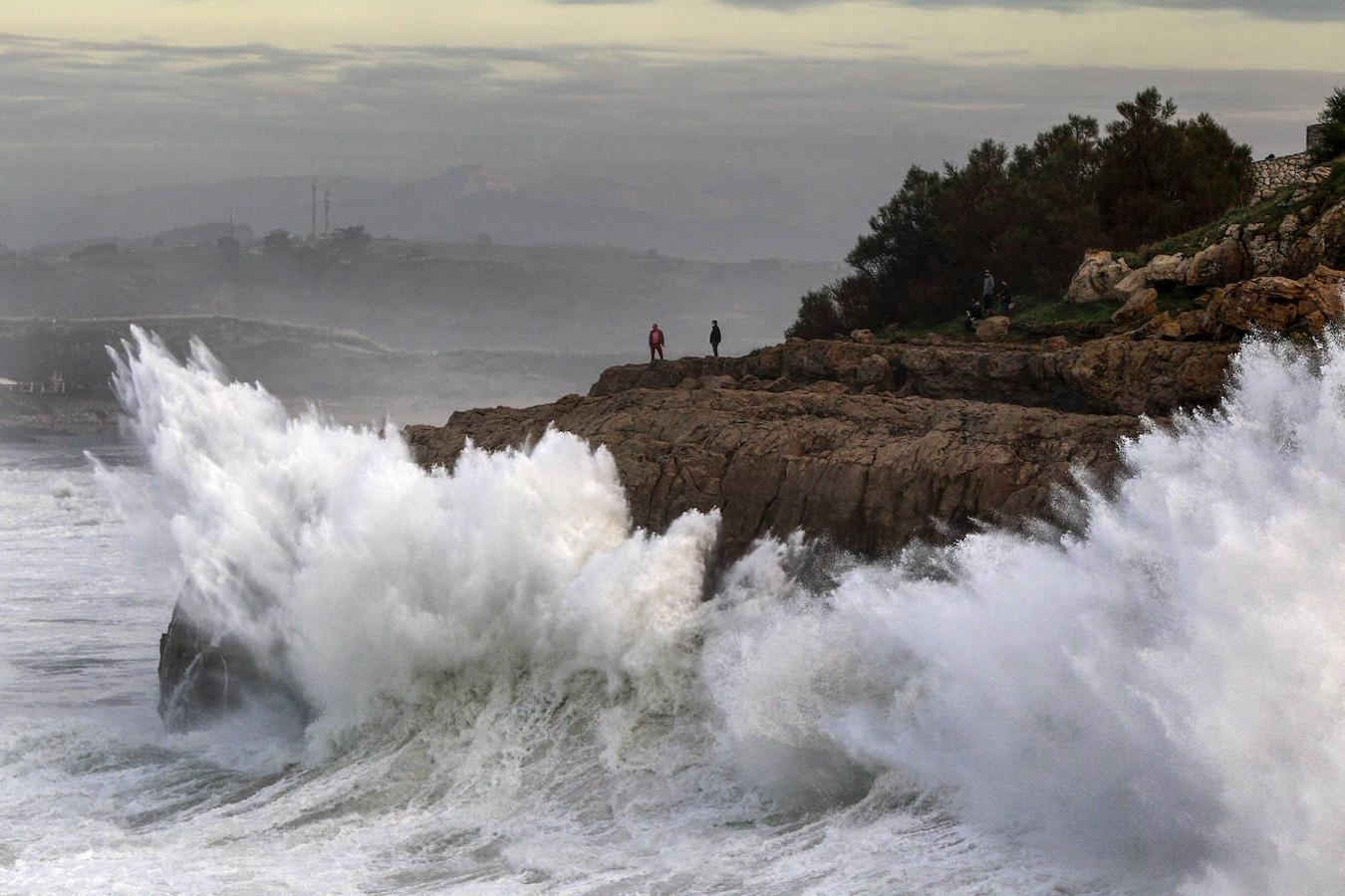 Cantabria mantiene activado el Plan Territorial de Emergencias de Protección Civil en fase de preemergencia y situación de alerta por el temporal marítimo que se vive en el litoral con motivo de una profunda borrasca en el Atlántico Norte.