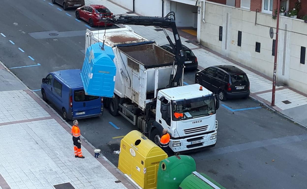 Recogida de residuos en el barrio de Cotolino. 