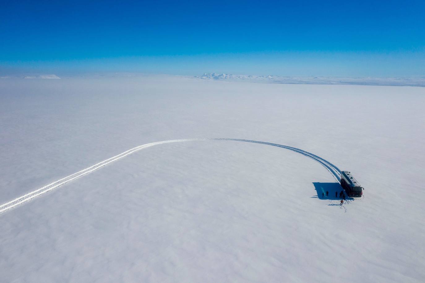 En vez de realizar un esfuerzo titánico para recorrer a pie el segundo glaciar más grande de Islandia, que todas las previsiones apuntan a que desaparecerá para finales de siglo, una compañía islandesa ha ideado un autobús para que los turistas lo visiten cómodamente sentados. El 'bus del glaciar' pintado en rojo tiene 15 metros de largo y cuenta con enormes ruedas que se agarran en la nieve en polvo por los 844 km2 de la capa de hielo del Langjokull. Los especialistas creen que el hielo más viejo de este glaciar, formado hace unos 2.500 años, tiene 500 años.