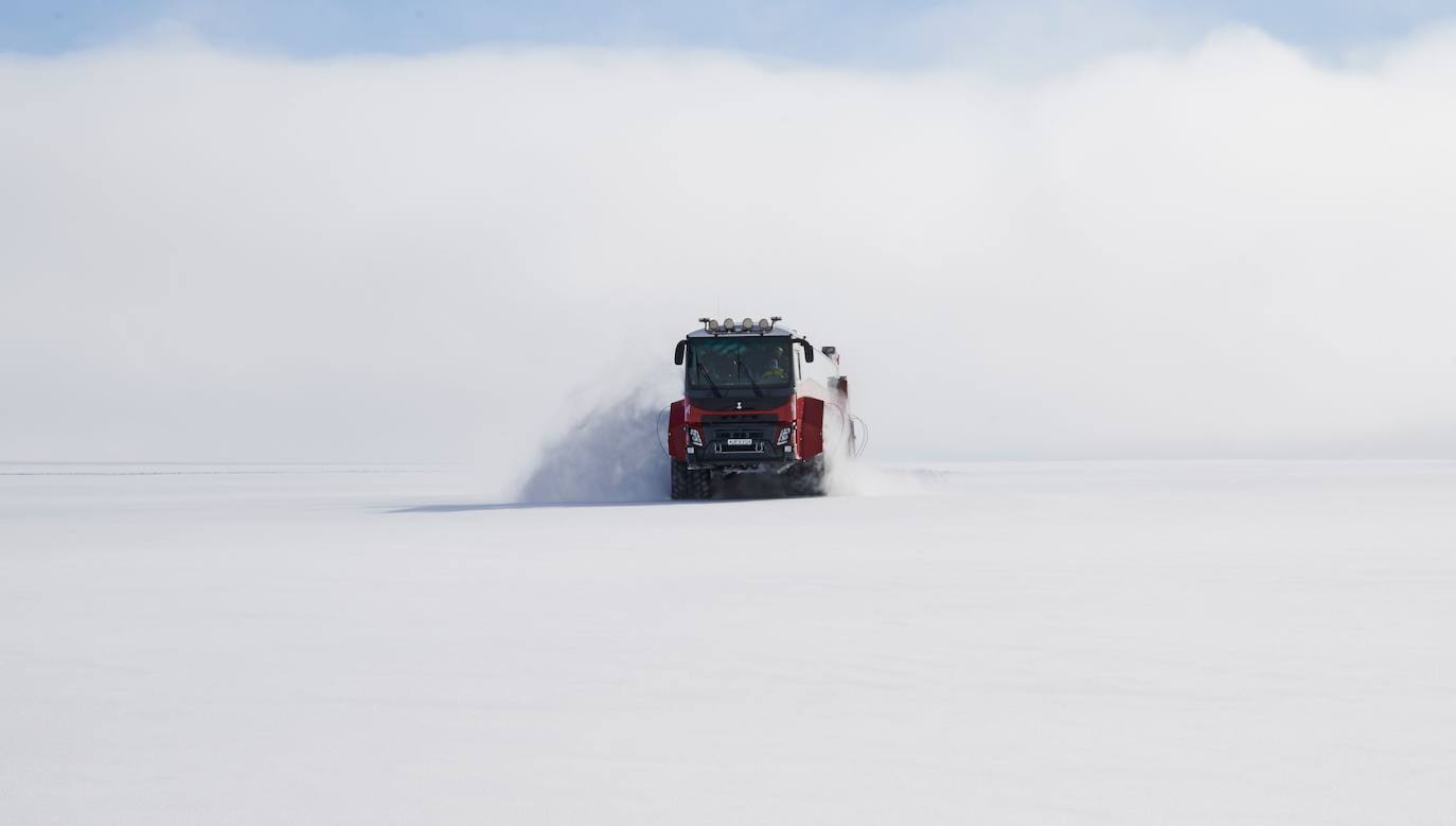 En vez de realizar un esfuerzo titánico para recorrer a pie el segundo glaciar más grande de Islandia, que todas las previsiones apuntan a que desaparecerá para finales de siglo, una compañía islandesa ha ideado un autobús para que los turistas lo visiten cómodamente sentados. El 'bus del glaciar' pintado en rojo tiene 15 metros de largo y cuenta con enormes ruedas que se agarran en la nieve en polvo por los 844 km2 de la capa de hielo del Langjokull. Los especialistas creen que el hielo más viejo de este glaciar, formado hace unos 2.500 años, tiene 500 años.