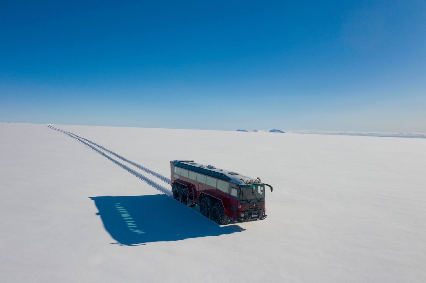 En vez de realizar un esfuerzo titánico para recorrer a pie el segundo glaciar más grande de Islandia, que todas las previsiones apuntan a que desaparecerá para finales de siglo, una compañía islandesa ha ideado un autobús para que los turistas lo visiten cómodamente sentados. El 'bus del glaciar' pintado en rojo tiene 15 metros de largo y cuenta con enormes ruedas que se agarran en la nieve en polvo por los 844 km2 de la capa de hielo del Langjokull. Los especialistas creen que el hielo más viejo de este glaciar, formado hace unos 2.500 años, tiene 500 años.