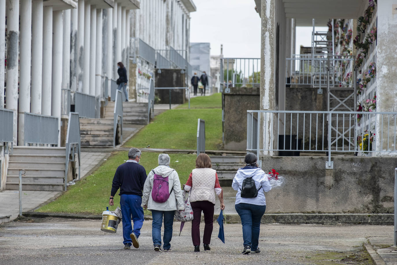 En el cementerio de Santander «no se va a controlar» el aforo, pero sí que «habrá ocho vigilantes de seguridad para revisar que no haya grupos de más de seis personas y que no instalen sillas». El horario será de 08.00 a 18.00 horas y es obligatorio el uso de mascarillas.