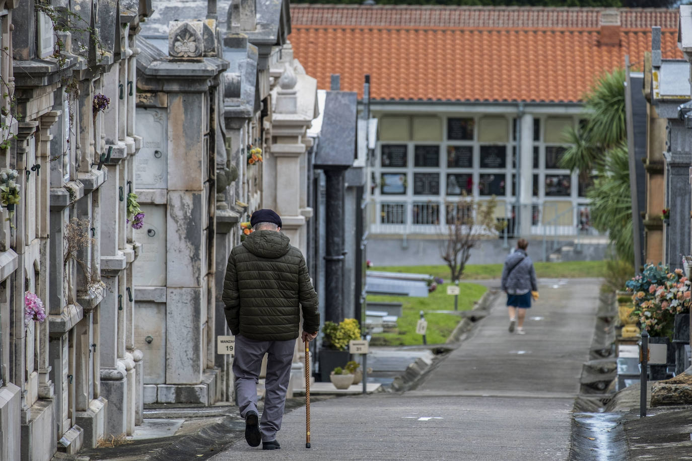 En el cementerio de Santander «no se va a controlar» el aforo, pero sí que «habrá ocho vigilantes de seguridad para revisar que no haya grupos de más de seis personas y que no instalen sillas». El horario será de 08.00 a 18.00 horas y es obligatorio el uso de mascarillas.