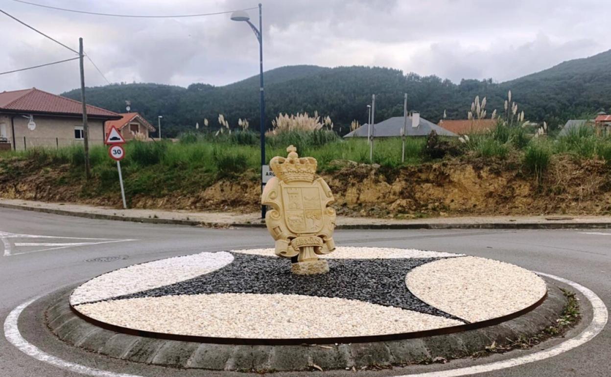 La escultura del escudo municipal se ha ubicado en la rotonda de El Gromo.