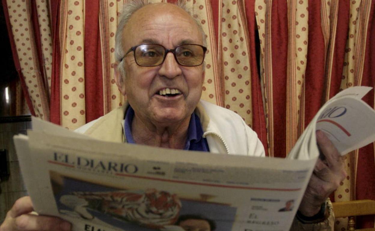 Imagen de archivo de 'Pipi' leyendo un ejemplar de El Diario Montañés.