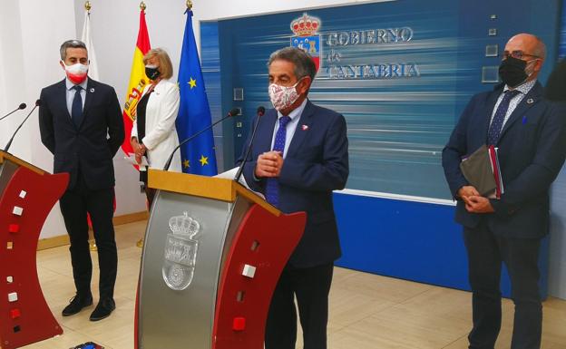 Lombó, Zuloaga, Revilla y Rodríguez, en la rueda de prensa.