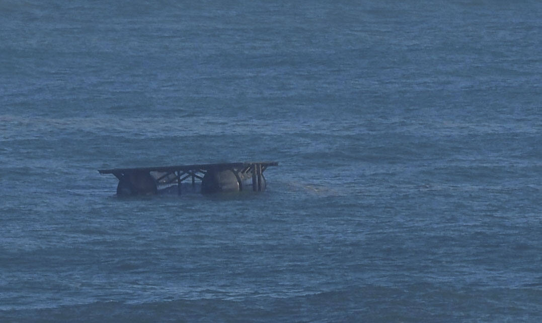 Esta noche las olas han alcanzado los 8,75 metros en el Abra de El Sardinero provocando daños en el paseo marítimo. El mar tumbó varias letras del letrero de 'Santander', causó destrozos en locales situados en primera línea y tumbó el prototipo de aerogenerador flotante.