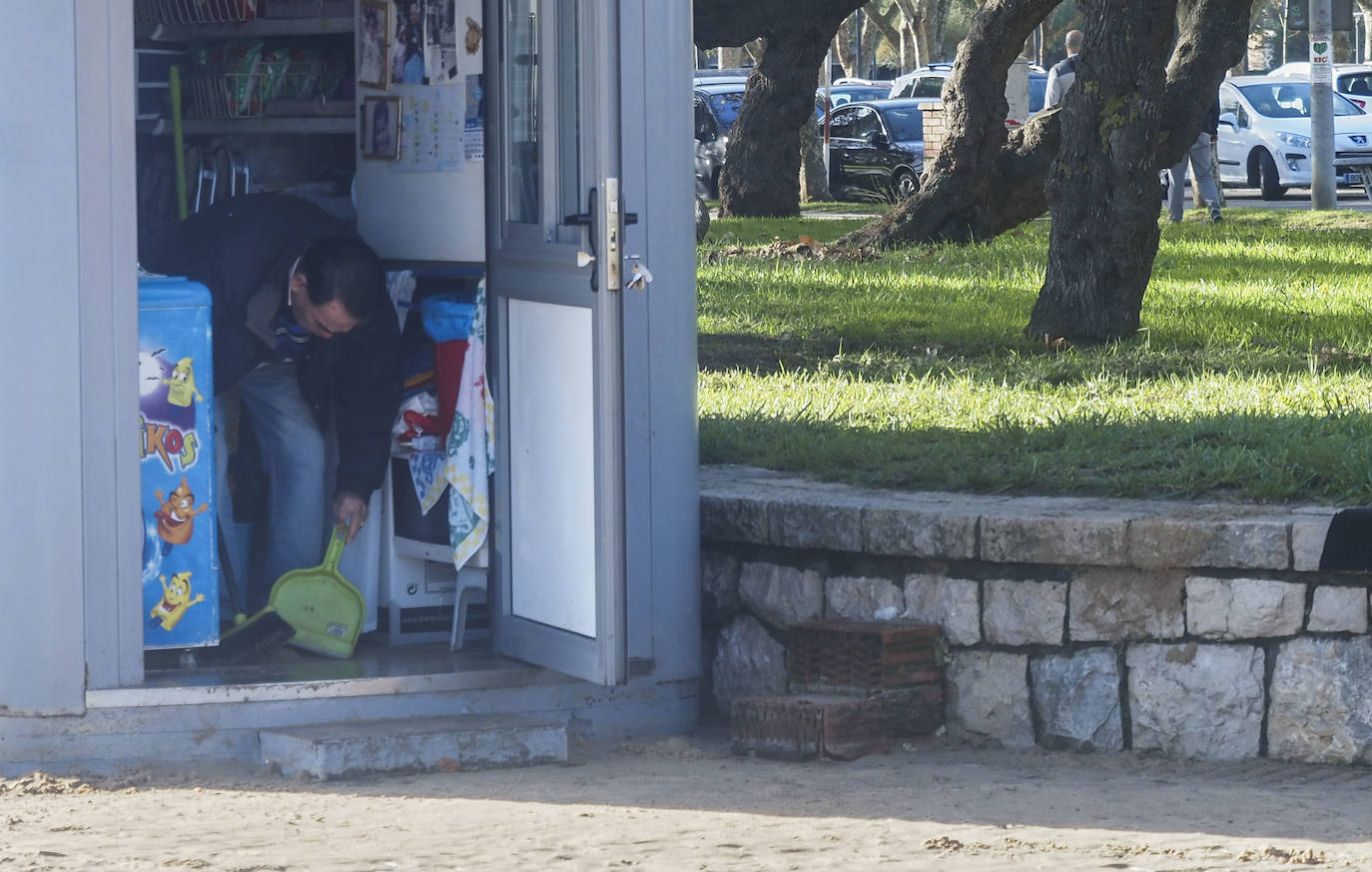 Esta noche las olas han alcanzado los 8,75 metros en el Abra de El Sardinero provocando daños en el paseo marítimo. El mar tumbó varias letras del letrero de 'Santander', causó destrozos en locales situados en primera línea y tumbó el prototipo de aerogenerador flotante.