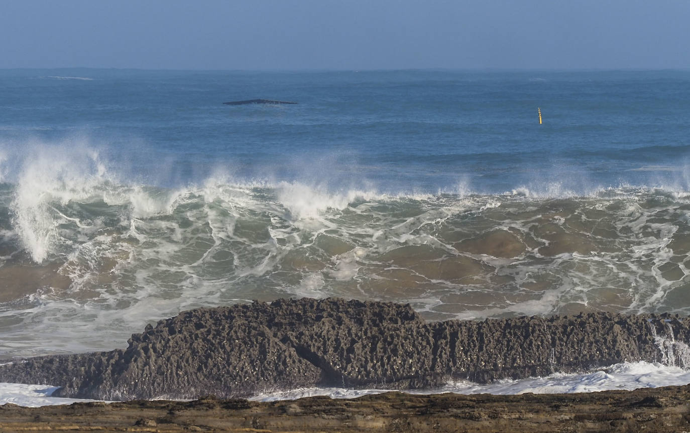 Esta noche las olas han alcanzado los 8,75 metros en el Abra de El Sardinero provocando daños en el paseo marítimo. El mar tumbó varias letras del letrero de 'Santander', causó destrozos en locales situados en primera línea y tumbó el prototipo de aerogenerador flotante.