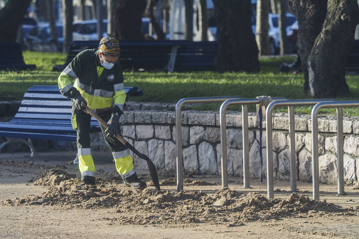 Esta noche las olas han alcanzado los 8,75 metros en el Abra de El Sardinero provocando daños en el paseo marítimo. El mar tumbó varias letras del letrero de 'Santander', causó destrozos en locales situados en primera línea y tumbó el prototipo de aerogenerador flotante.