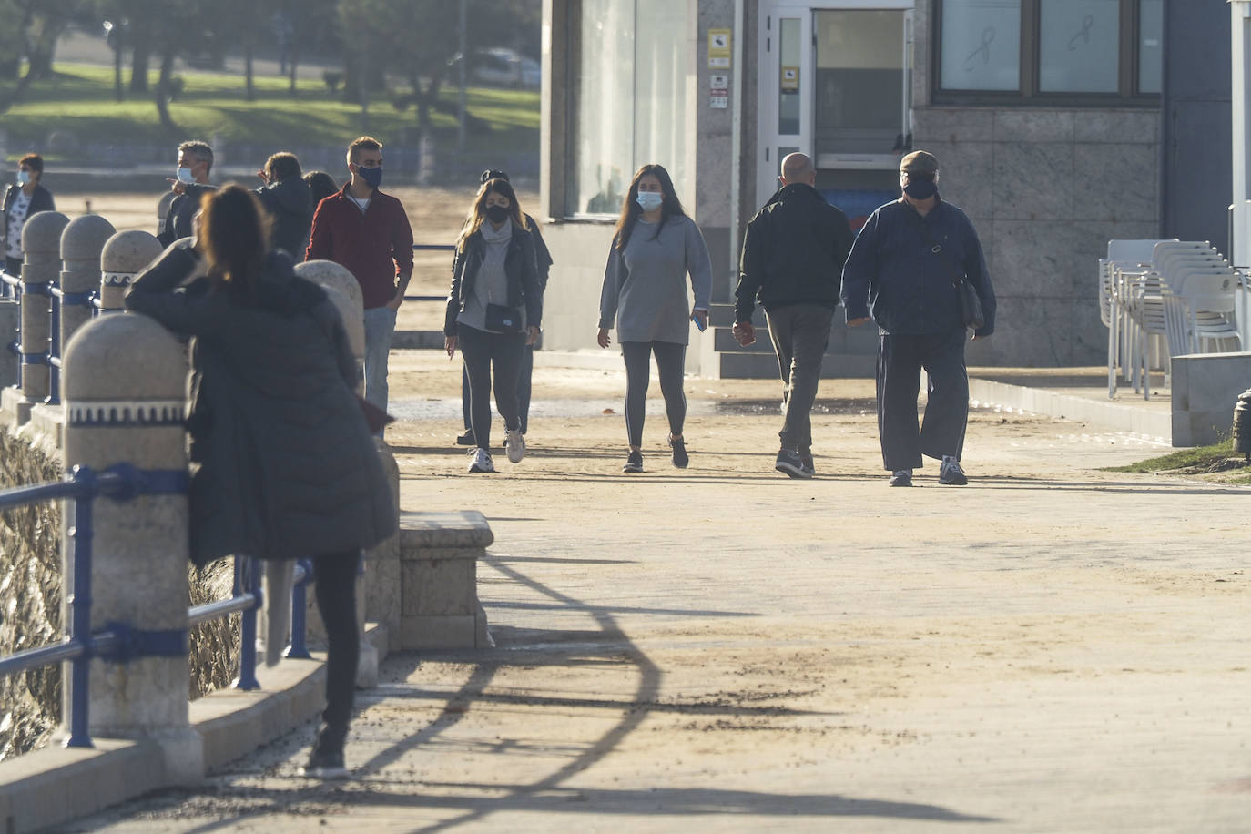 Esta noche las olas han alcanzado los 8,75 metros en el Abra de El Sardinero provocando daños en el paseo marítimo. El mar tumbó varias letras del letrero de 'Santander', causó destrozos en locales situados en primera línea y tumbó el prototipo de aerogenerador flotante.