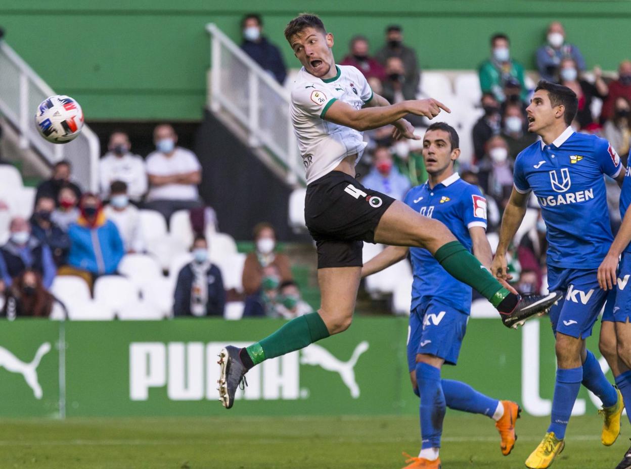 Matic despeja el balón en el partido contra el Portugalete. 