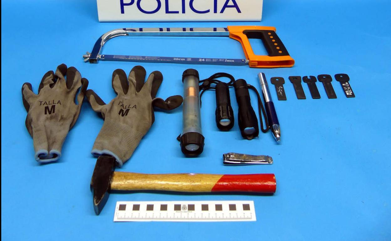 Detenido un delincuente habitual por robar una bicicleta eléctrica en un garaje de la calle Castilla