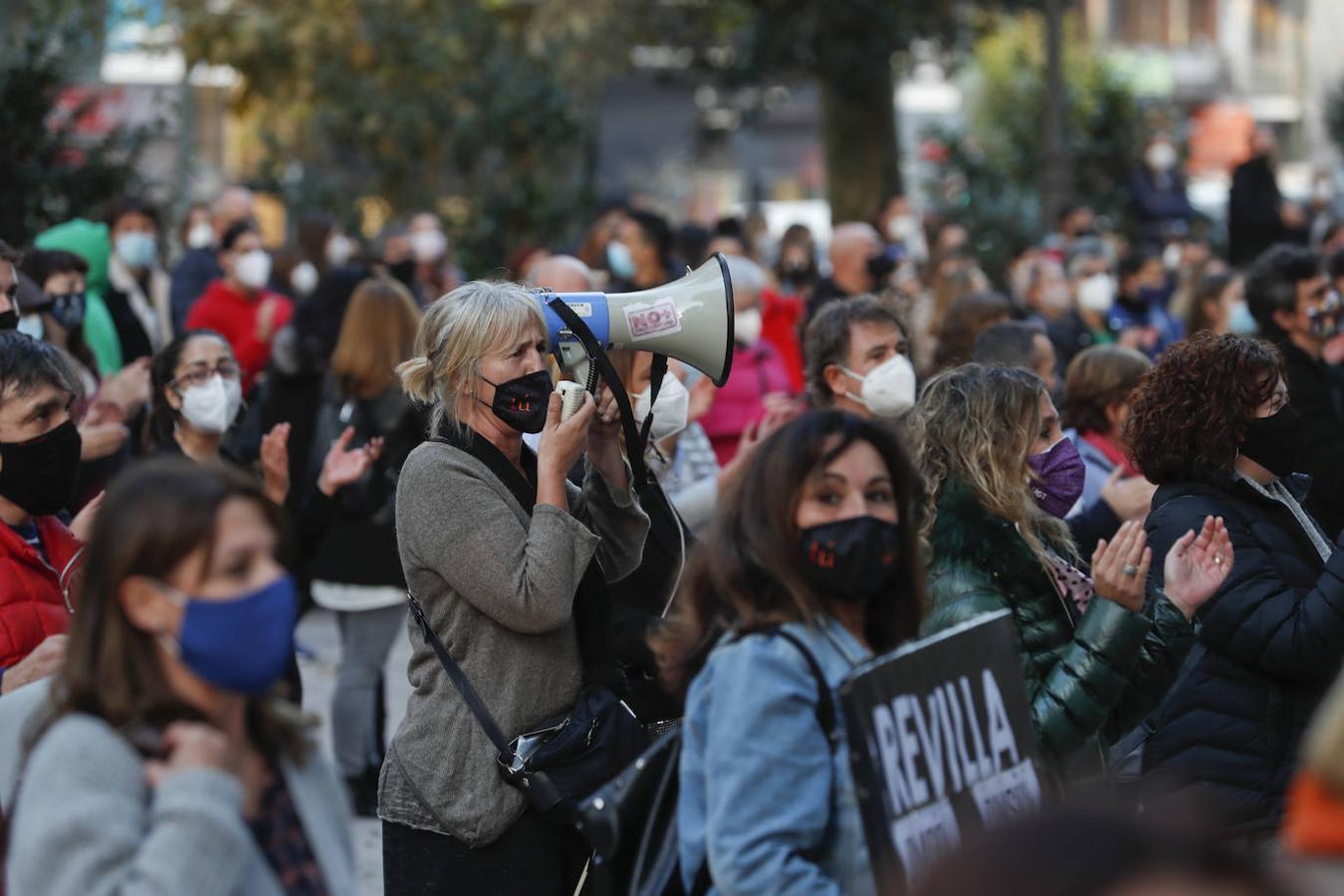 Han protestado ante la sede de la Consejería de Educación por la medida «impresentable» que ha tomado el Gobierno cántabro de forma «unilateral»