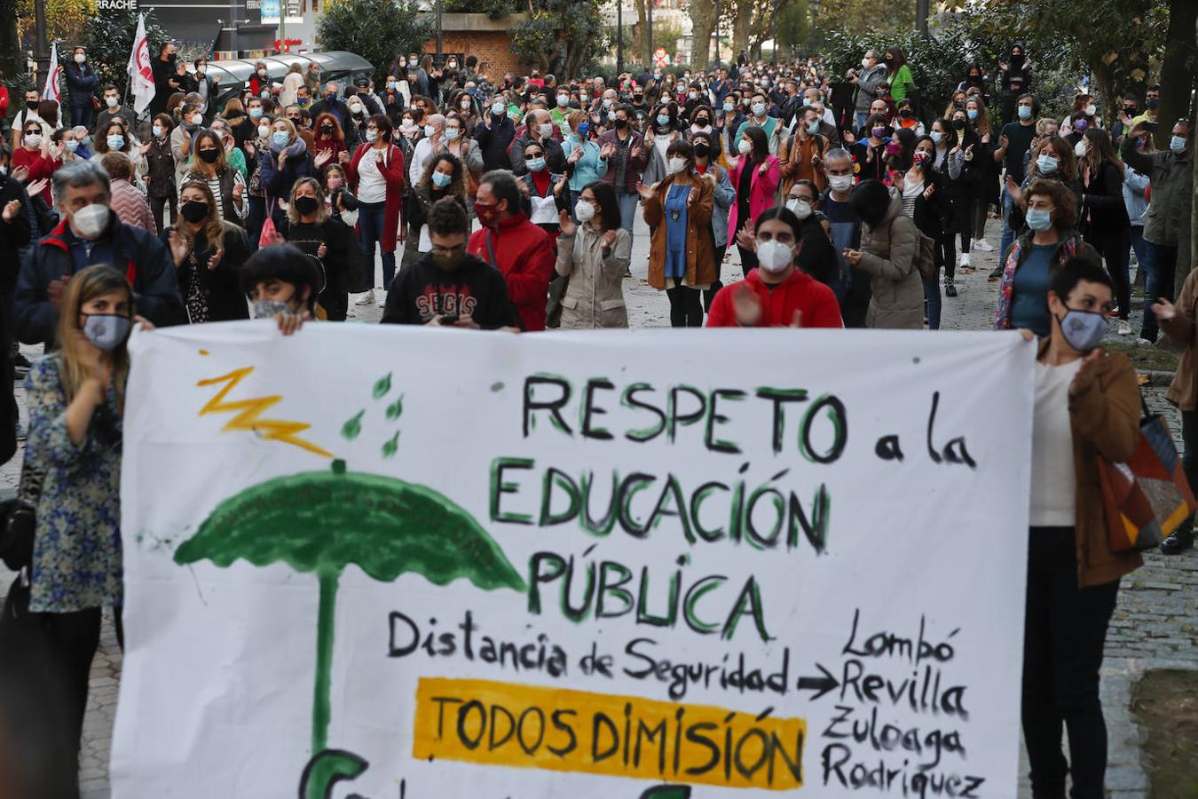 Han protestado ante la sede de la Consejería de Educación por la medida «impresentable» que ha tomado el Gobierno cántabro de forma «unilateral»