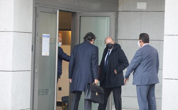 El exministro del Interior Jorge Fernández Díaz (c) acude a declarar como investigado ante el juez de la Audiencia Nacional. 