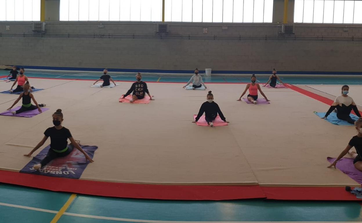 Deportistas de la Escuela Municipal de Gimnasia Rítmica de Castro durante un entrenamiento.