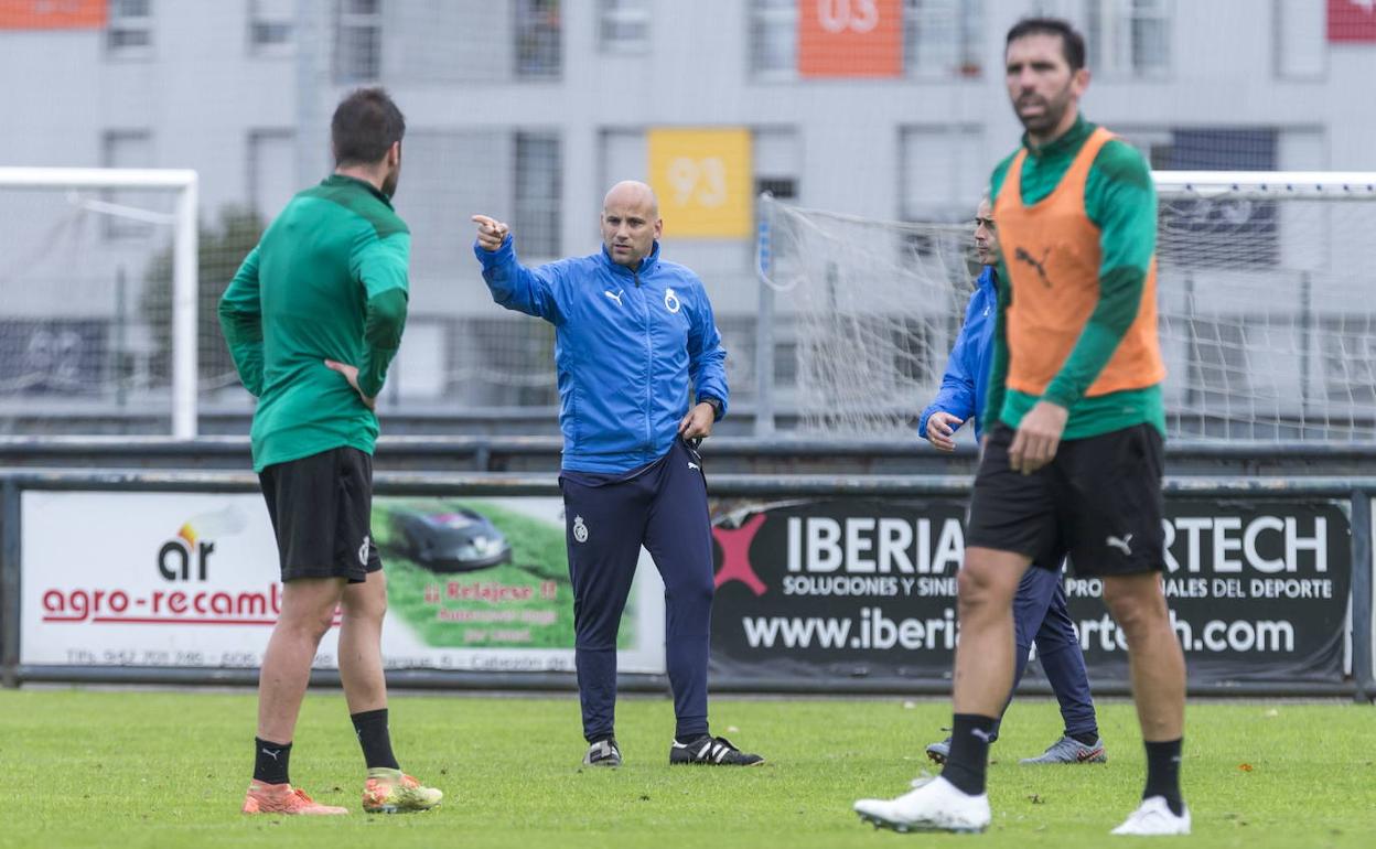 Rozada da instrucciones a sus jugadores en una de las sesiones de entrenamiento de esta semana en las Instalaciones Nando Yosu.