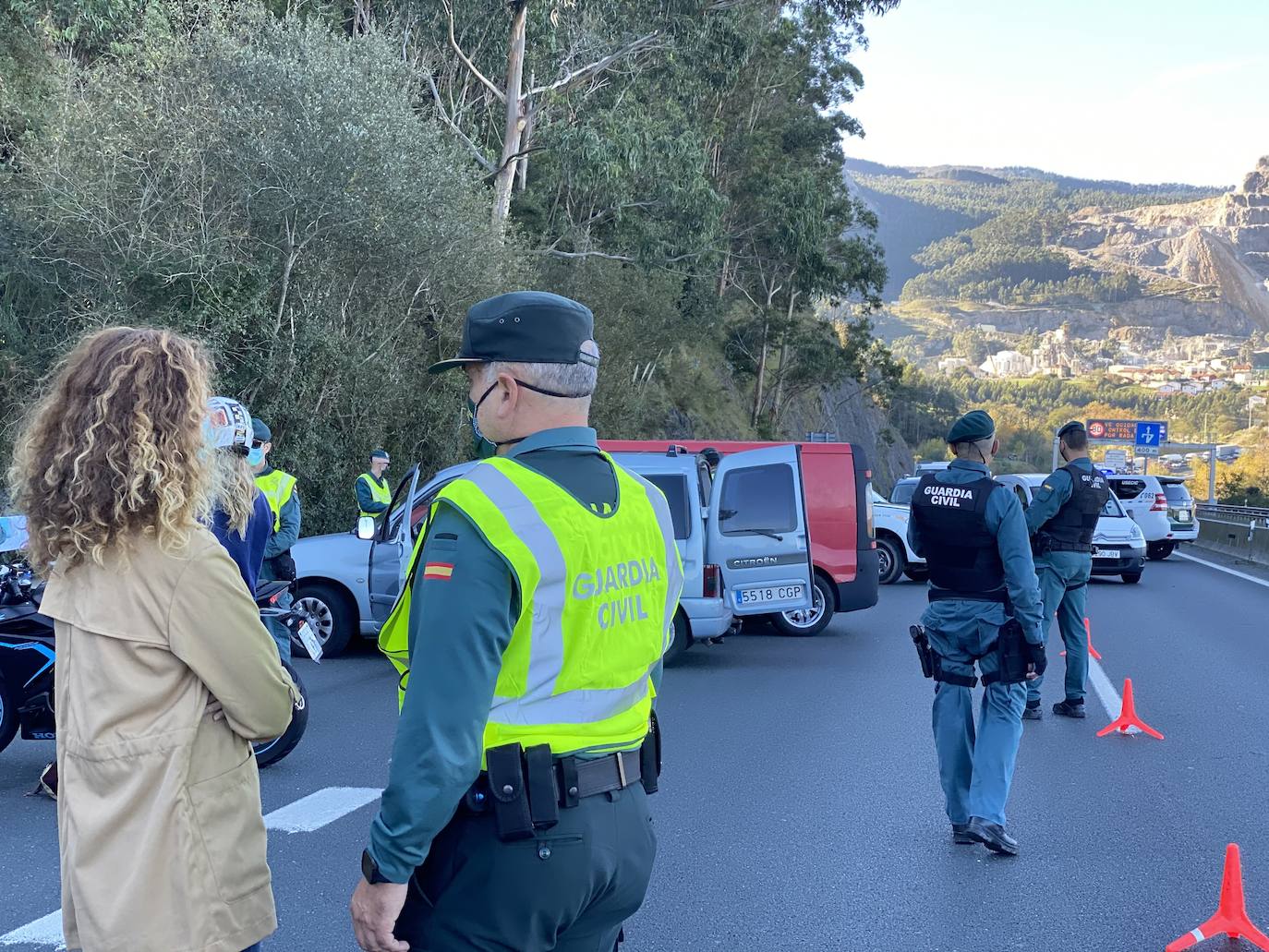 Imágenes de los controles de la Guardia Civil montados esta mañana de sábado en la A-8 en la zona de Castro Urdiales, de los coches que se dirigían hacia el País Vasco.