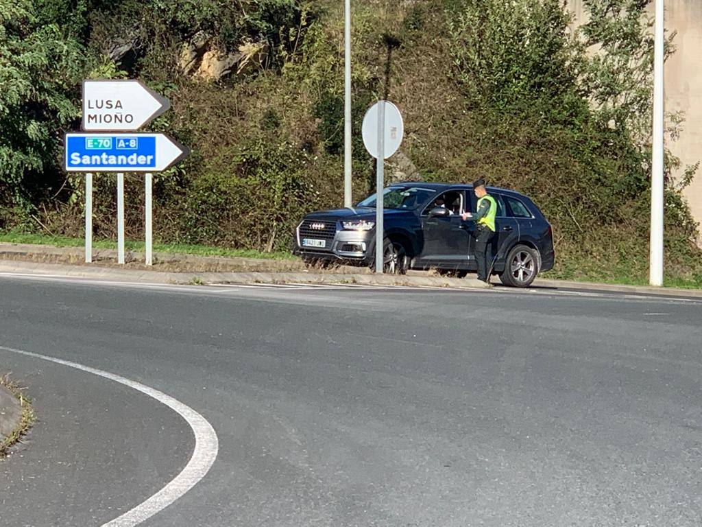 Imágenes de los controles de la Guardia Civil montados esta mañana de sábado en la A-8 en la zona de Castro Urdiales, de los coches que se dirigían hacia el País Vasco.