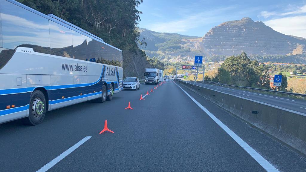 Imágenes de los controles de la Guardia Civil montados esta mañana de sábado en la A-8 en la zona de Castro Urdiales, de los coches que se dirigían hacia el País Vasco.