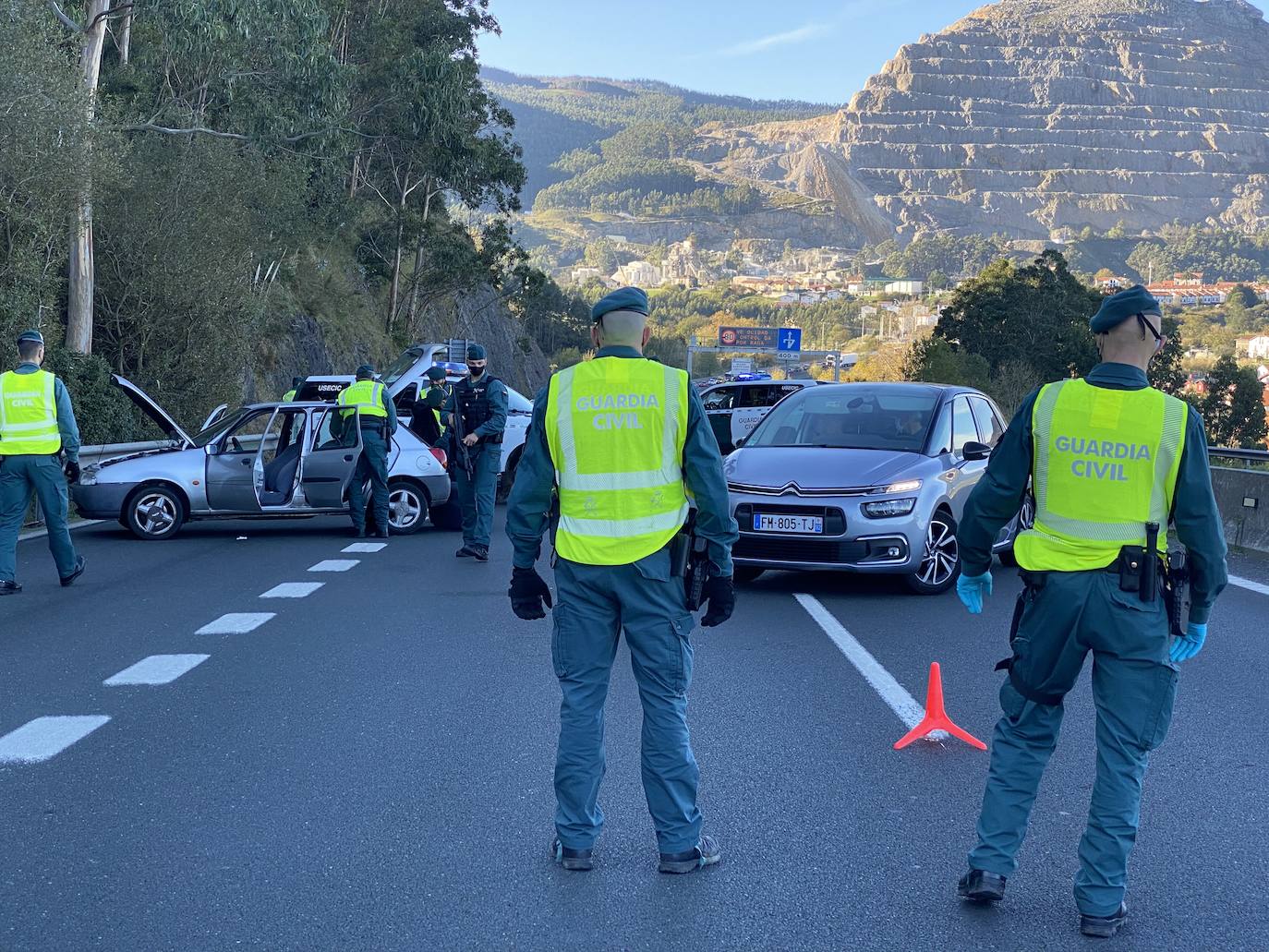 Imágenes de los controles de la Guardia Civil montados esta mañana de sábado en la A-8 en la zona de Castro Urdiales, de los coches que se dirigían hacia el País Vasco.