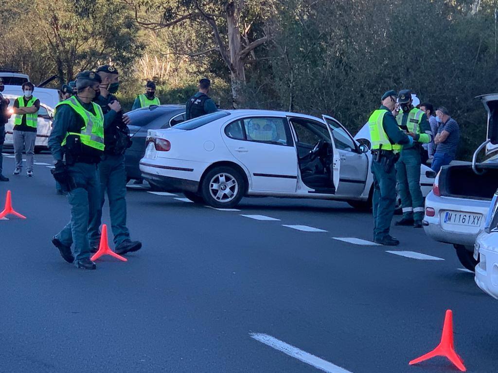 Imágenes de los controles de la Guardia Civil montados esta mañana de sábado en la A-8 en la zona de Castro Urdiales, de los coches que se dirigían hacia el País Vasco.