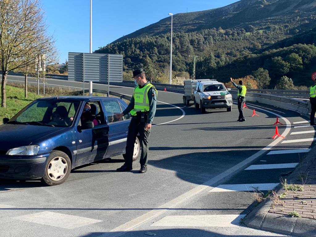 Imágenes de los controles de la Guardia Civil montados esta mañana de sábado en la A-8 en la zona de Castro Urdiales, de los coches que se dirigían hacia el País Vasco.