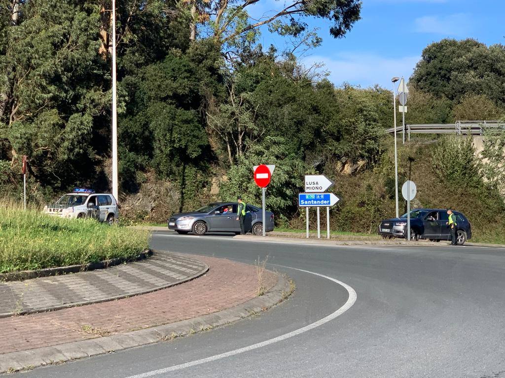 Imágenes de los controles de la Guardia Civil montados esta mañana de sábado en la A-8 en la zona de Castro Urdiales, de los coches que se dirigían hacia el País Vasco.