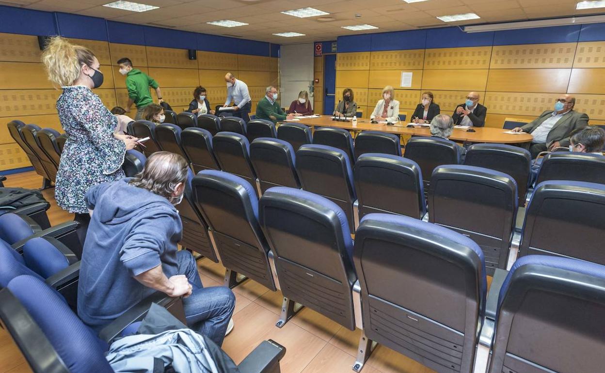 La reunión de los responsables de Educación con la Junta de Personal Docente apenas duró unos minutos porque los sindicatos abandonaron la misma.