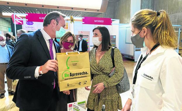 El consejero de Desarrollo Rural, Ganadería, Pesca, Alimentación y Medio Ambiente, Guillermo Blanco, junto con la alcaldesa de Santander, Gema Igual, inauguró ayer BioCantabria en el Palacio de Exposiciones de Santander, donde más de 70 productores exponen hasta el domingo una amplia oferta en agricultura ecológica.