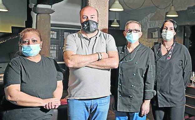 Luis Prieto (segundo por la izquierda) junto al equipo de cocina formado por Talía López, José Luis Posada y Sandra Ibáñez.