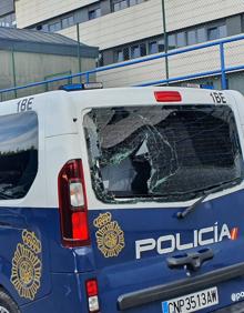 Imagen secundaria 2 - Objetos intervenidos anoche a los violentos y patrulla policial con un cristal reventado al lanzarle un monopatín.