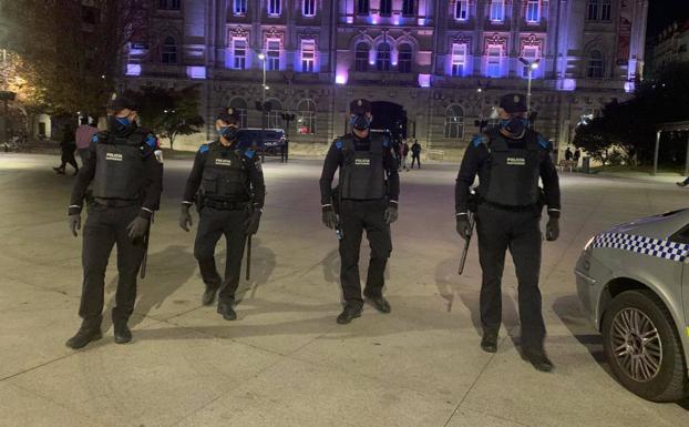 Imagen de uno de los equipos del dispositivo policial que se desplegó en la plaza del Ayuntamiento.