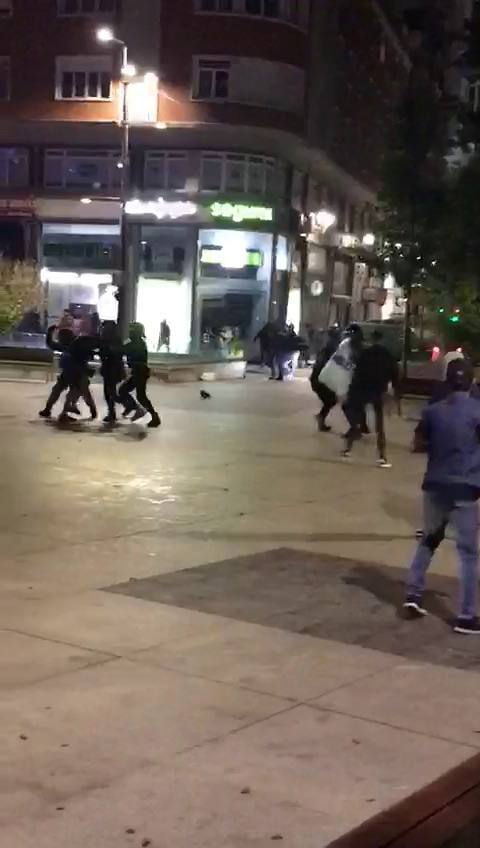 Contenedores quemados, cargas policiales y detenciones en los altercados protagonizados por unos 150 jóvenes en el centro de la ciudad.