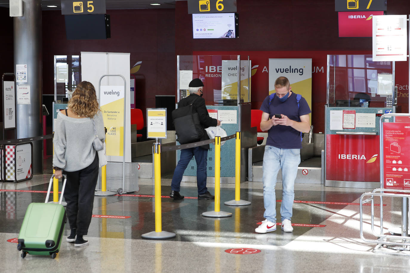 Primeros controles y escasos pasajeros en aeropuerto y estaciones durante el primer día con restricciones de movilidad en Cantabria