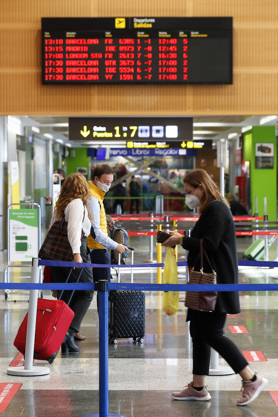 Primeros controles y escasos pasajeros en aeropuerto y estaciones durante el primer día con restricciones de movilidad en Cantabria